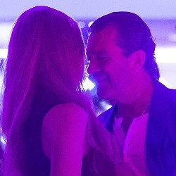 Dua Bulan Pasca Cerai, Antonio Banderas Mesra dengan Wanita Lain