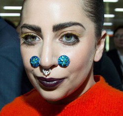 Foto: Datang ke Korea Selatan, Lady Gaga Pakai 3 Anting Hidung
