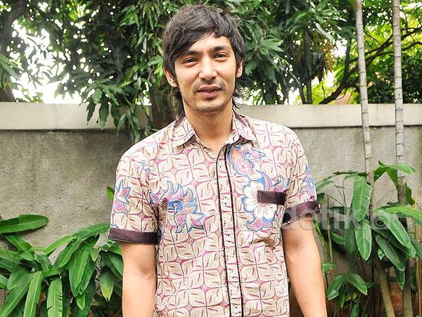 Abimana Aryasatya Tampil Berbatik