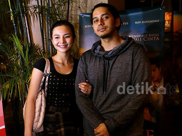 Eriska Rein Gandeng Pacar di Premiere Yasmine
