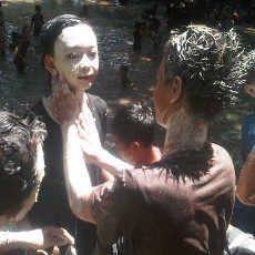 Warga Ngawi Gelar Tradisi Mandi dan Keramas Pakai Lumpur