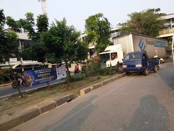Truk Kontainer Nyungsep di Jl Tubagus Angke Bikin Lalin Padat Merayap