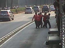 Petugas TransJ Ramai-ramai Bekuk Pencopet di Halte Kuningan Timur