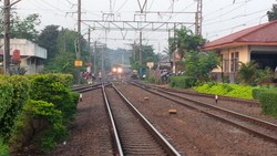 Di Perlintasan 19 Kereta Api Pasar Minggu, Kereta pun Kadang Berhenti untuk Pemotor