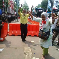 Sepasang Lansia Asik Joget di Tengah Kerumunan Massa Prabowo di Depan MK