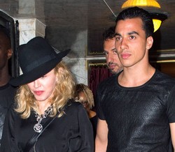 Pacar Berondong Madonna Tak Masalah Berbeda Usia 30 Tahun