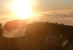 Merdeka! Kibar Bendera di Gunung Prau