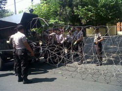 Jelang Putusan MK, Polisi Pasang Kawat Berduri di KPU Jateng