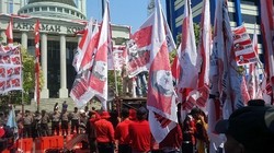 Orasi di Depan Gedung MK, Massa Prabowo: Kami akan Berdiri Sampai Besok