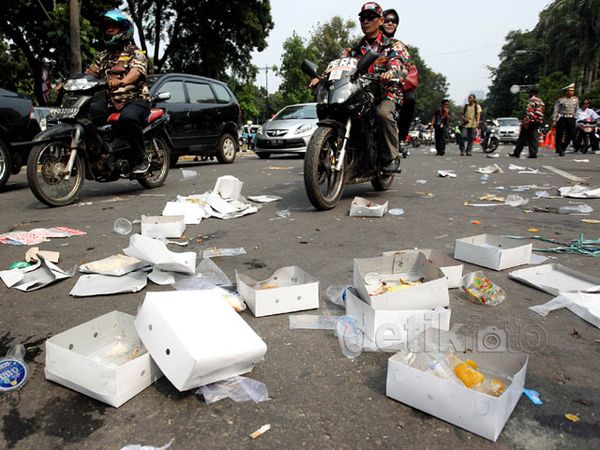 Pendukung Prabowo-Hatta Tinggalkan Sampah