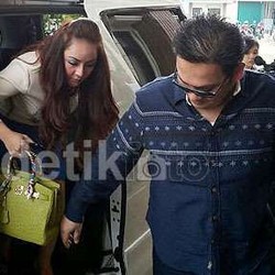 Ditanya Soal Hubungannya dengan Farhat Abbas, Regina Umbar Senyum