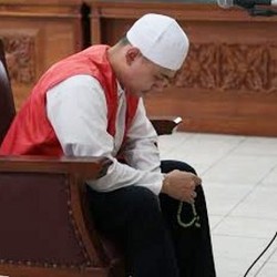 Dengarkan Tuntutan, Guntur Bumi Tertunduk dan Komat-Kamit