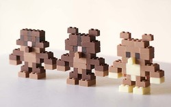 Seniman Jepang Ini Bikin Figurin dari Cokelat Lego