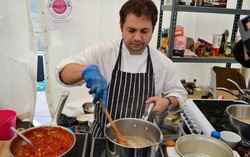 Chef Asal Inggris Pecahkan Rekor Demo Masak Terlama di Dunia