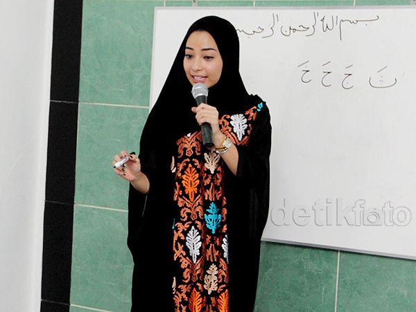 Ketika Nikita Willy Jadi Guru Ngaji