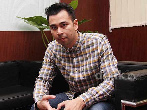 Raffi Ahmad Kasual Berkemeja Kotak-kotak