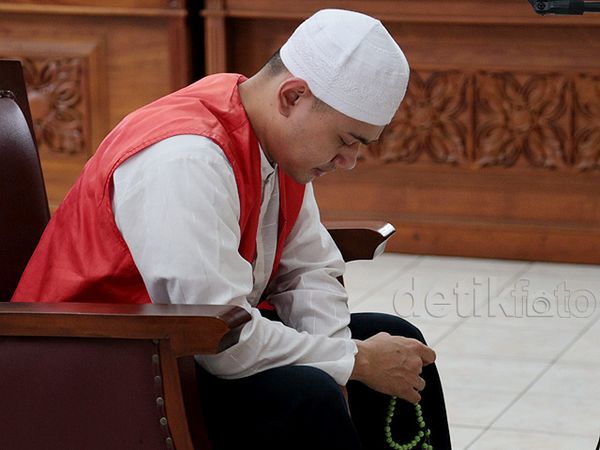 Dituntut 4 Bulan Penjara, Guntur Bumi Tertunduk