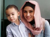 Zee Zee Shahab dan Khaleev, Putra Kesayangannya