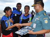 Dansatgaspen Sail Raja Ampat Bagikan Buku
