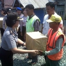 Rangkaian HUT ke-66 Polwan, Penjaga Pelintasan Kereta Dapat Bingkisan