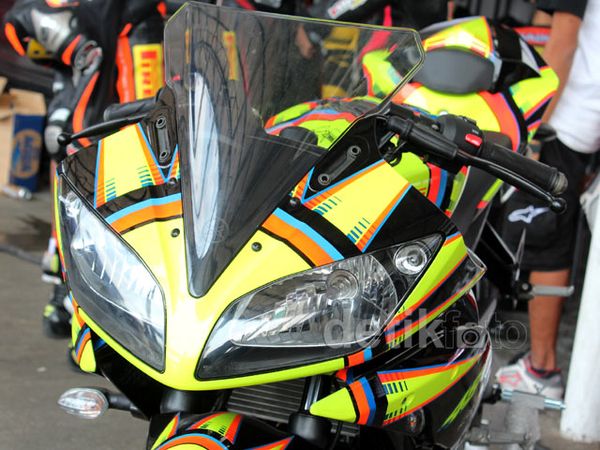 Yamaha R15 Bergaya Valentino Rossi Yamaha R15 Bergaya Valentino Rossi