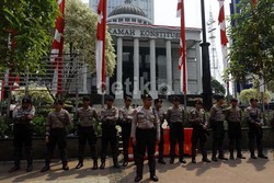 Gedung-gedung Sepanjang Medan Merdeka Barat Tutup Pagar