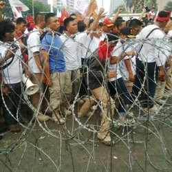 Injak Kawat Berduri, Massa Memaksa Masuk ke Jalan Depan Gedung MK