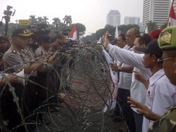 Massa Prabowo Terus Coba Merangsek ke MK, Polisi: Hati-Hati Provokator