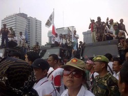 Massa dari HI Tiba di Patung Kuda, Pendukung Prabowo: Hati-hati Penyusup!