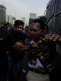 Usai Dibubarkan Polisi, Massa Ikuti Sidang MK Lewat Siaran Radio