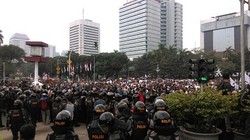 Pengendara Ini Kepayahan Cari Jalan Alternatif Akibat Demo Massa Prabowo