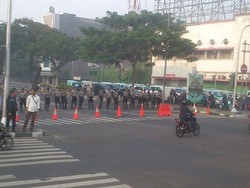 Polisi Berbaris Tutup Ruas Harmoni Arah ke Istana