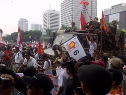 Ribuan Massa Prabowo Merangsek Maju ke MK, Paksa Terobos Kawat Berduri