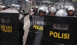 Polisi Buat Pagar Betis Amankan Kantor Jokowi