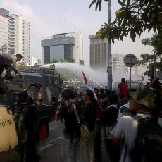 Polisi Bubarkan Paksa Demonstran karena Memaksa Maju ke MK