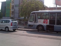 TransJ Serempet Penyeberang Jalan di Jl Warung Buncit Jaksel