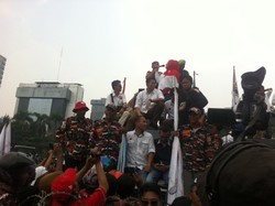 Camelia Malik dan Jaja Miharja Orasi, Massa Prabowo Coba Tabrak Kawat Duri