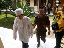 Hadiri Sidang, Ibunda Emon Menangis Minta Maaf ke Keluarga Korban