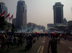 Polisi Semprotkan Water Cannon, Seorang Ibu Pendemo Pingsan