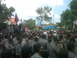 Ratusan Pendukung Prabowo Juga Kepung Gedung KPU Sumut