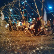 Pengendara Abadikan Pagar Kawat dan Barracuda di Medan Merdeka Barat