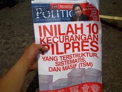 Seseorang Bagikan Tabloid di Tengah Massa Prabowo, Isinya Pilpres Curang