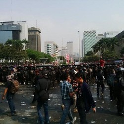 Kena Gas Air Mata, 4 Pendukung Prabowo Dibawa Ambulans Gerindra