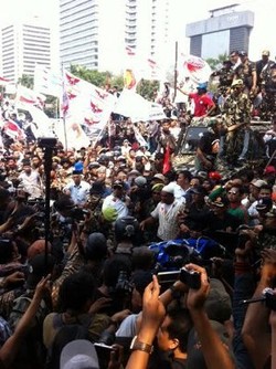 Kawat Duri Terdorong 2 Meter, Massa Prabowo Merangsek Maju