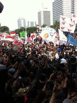 Kawat Duri Jebol, Massa Prabowo dan Polisi Saling Dorong