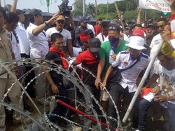 Massa Prabowo-Hatta Ratakan Separuh Kawat Duri, Polisi Rapatkan Barisan