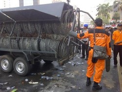 Polisi Kembali Pasang Kawat Berduri di Kawasan Patung Kuda