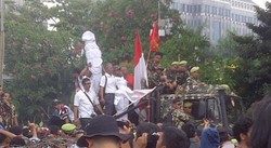 Hiiii! Ada Pocong di Demo Massa Prabowo