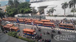 Jl Imam Bonjol Dekat HI Berubah Jadi Parkiran Metro Mini Massa Prabowo