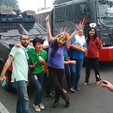 Massa Prabowo Beraksi, Orang Kantoran ini Malah Sibuk Foto Selfie